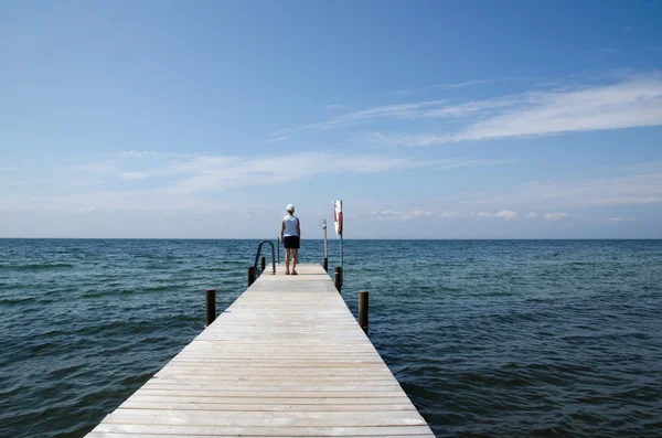 Watching the horizon — Stock Photo, Image