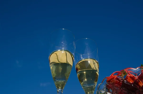 Dois copos de champanhe e morangos — Fotografia de Stock