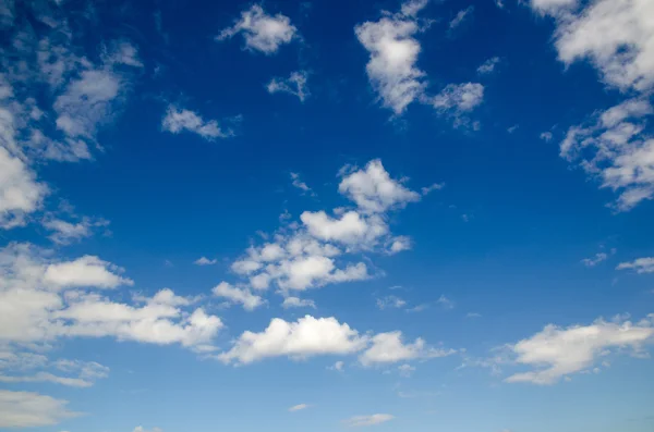 Καλοκαιρινό ουρανό με άσπρα σύννεφα — Φωτογραφία Αρχείου