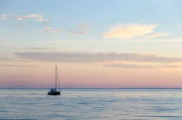 Single sailboat in calm water — Stock Photo, Image