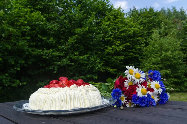 Torta Alla Panna Con Fragole Fiori Estivi Giardino — Foto Stock