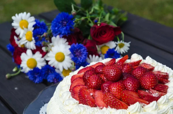 Strawberry Cream Cake Summer Flowers Table — Stock Photo, Image