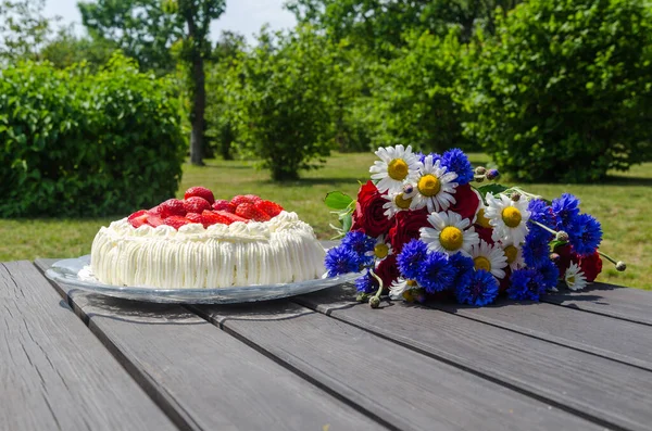 Groene Tuin Met Room Cake Bloemen Een Tafel Rechtenvrije Stockafbeeldingen