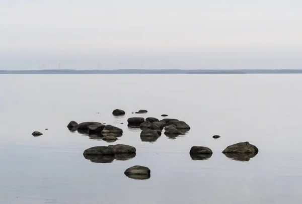 バルト海の湾の穏やかな水の中の岩とシーン — ストック写真
