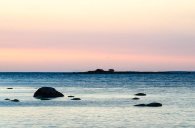 Renkli gökyüzü manzaralı kıyı alacakaranlık