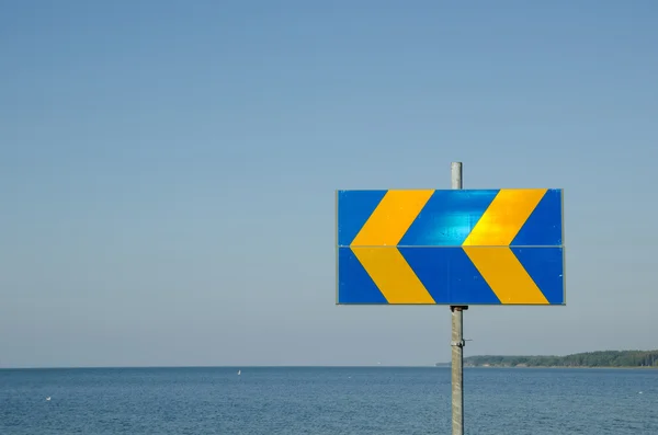 Arrows roadsign by the coast — Stock Photo, Image