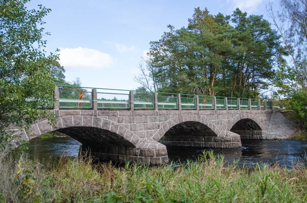 Alte Brücke über einen kleinen Fluss — Stockfoto