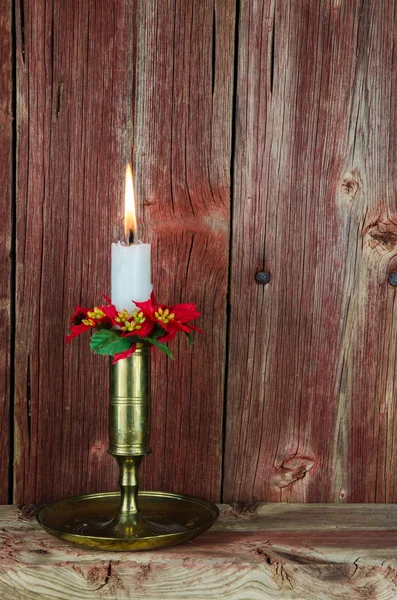 Una vela decorada de Navidad ardiente —  Fotos de Stock