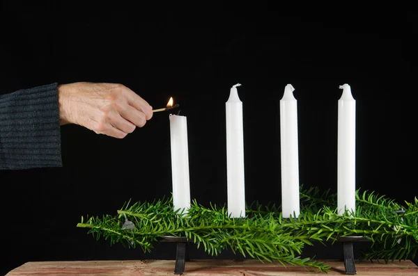 İlk advent mum ışığı — Stok fotoğraf