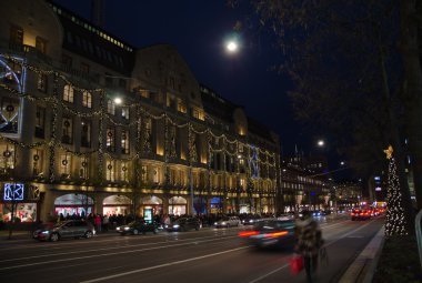 Stockholm, İsveç'te Hamngatan, gece görünümü