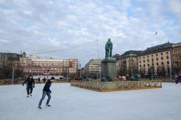 Patinação no gelo na cidade de Estocolmo, Suécia — Fotografia de Stock