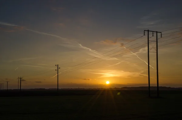 Lignes électriques au coucher du soleil — Photo