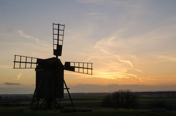 Velho moinho de vento no crepúsculo — Fotografia de Stock