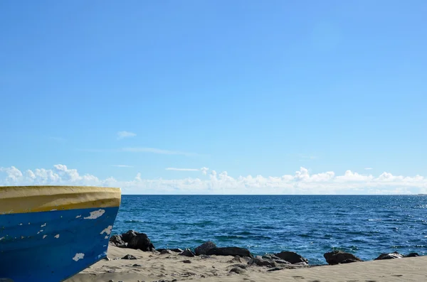 Vista costiera con una barca colorata — Foto Stock