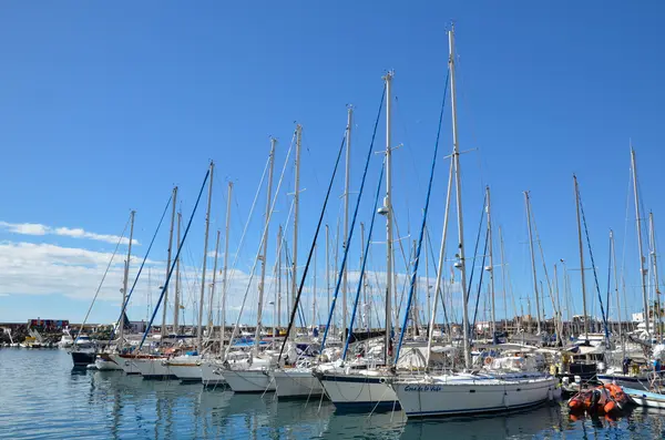 Iates na marina de Puerto de Mogan, Gran Canaria, Espanha — Fotografia de Stock