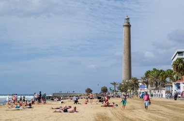 Maspalomas deniz feneri İspanya tarafından sahilde turistler