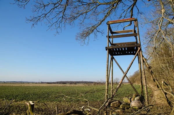 Torre de caza por un campo —  Fotos de Stock