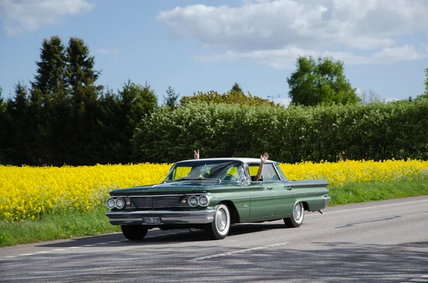 Pontiac Bonneville 1960 on the road — Stock Photo, Image