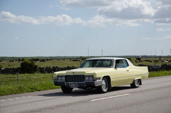 Cadillac velho temporizador na estrada — Fotografia de Stock