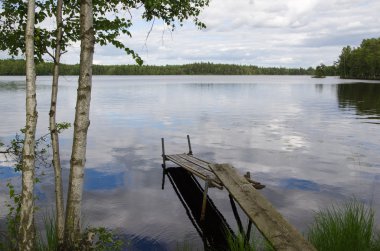 Sakin göl manzaralı