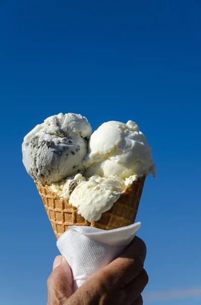 Конус морозива на блакитному небі — стокове фото