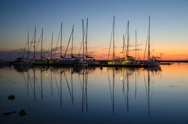 Crepúsculo en un pequeño puerto —  Fotos de Stock