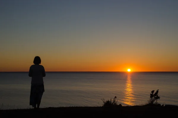 Woman watching sunset — Stock Photo, Image