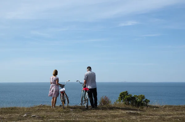 Paar mit Fahrrädern an der Küste — Stockfoto