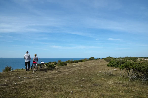 Couple with bikes watching the view — Stock Photo, Image