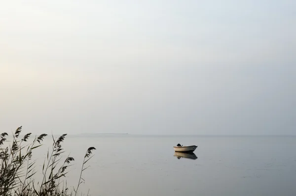 Barco de remos solitario en aguas tranquilas —  Fotos de Stock