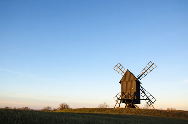 Ancien moulin à vent en bois au soleil — Photo