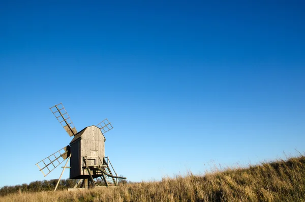 Antiguo molino de viento de madera — Foto de Stock