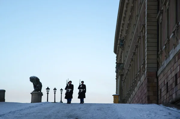 Bewakers wandelen door het Koninklijk kasteel in Stockholm — Stockfoto