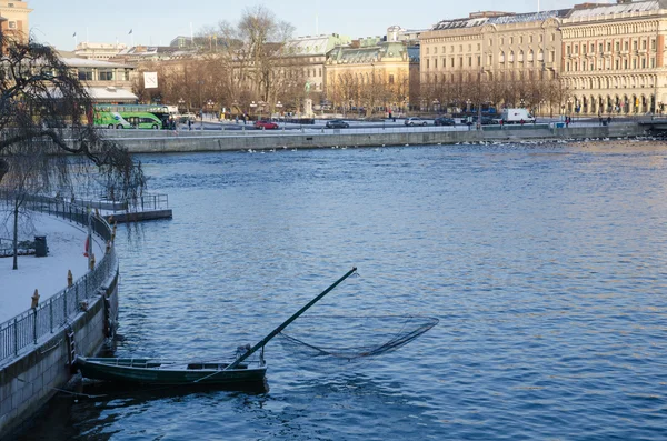 Piccola barca da pesca nel centro di Stoccolma — Foto Stock