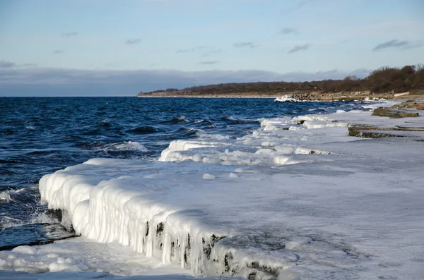冰覆盖的平坦岩石海岸 — 图库照片