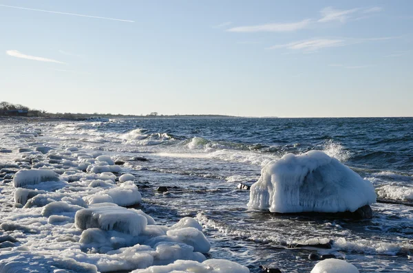 Hielo cubierto costa nórdica — Foto de Stock