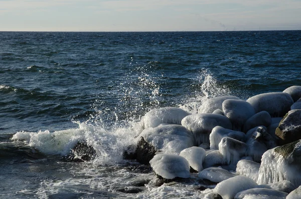 Брызги воды на ледяные камни — стоковое фото