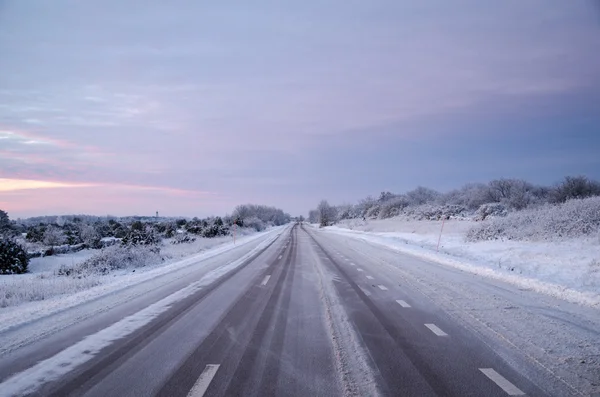Снежная асфальтовая дорога — стоковое фото