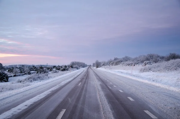 Besneeuwde asfalt landweg — Stockfoto