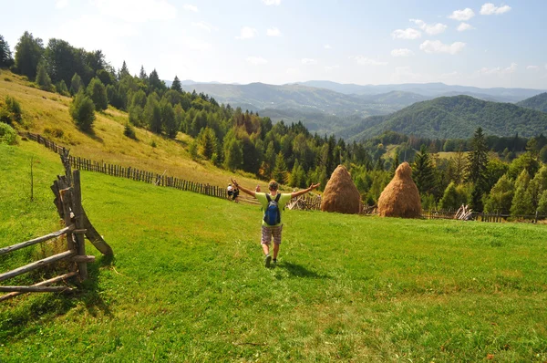 People in summer mountains, tourists — Stock Photo, Image