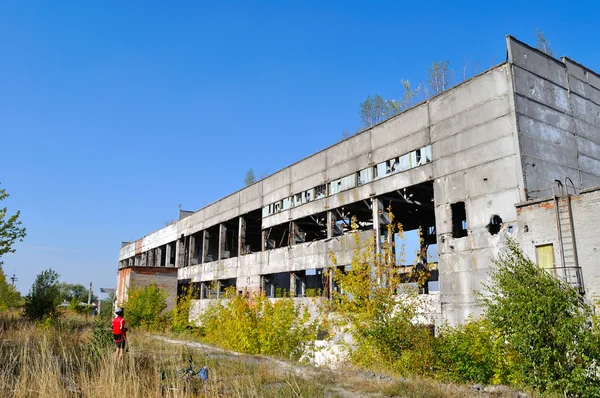 Eski fabrika ile mavi gökyüzü Harabeleri — Stok fotoğraf