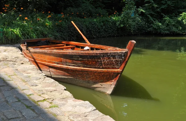 Barco vermelho de madeira em água verde — Fotografia de Stock