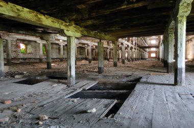 terk edilmiş ahşap bina