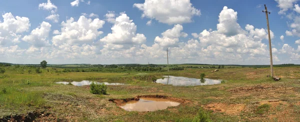 Panoramautsikt över landskapet i grönt fält och moln — Stockfoto