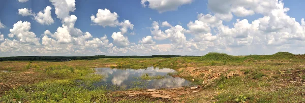 Paisaje panorámico de campo verde y nubes —  Fotos de Stock