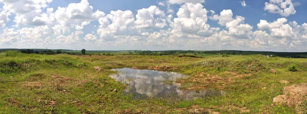 緑の草原、雲のパノラマ風景 — ストック写真