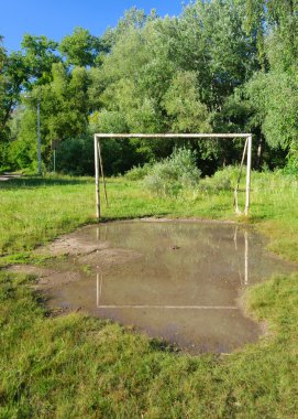 Futbol kapısı su birikintisi