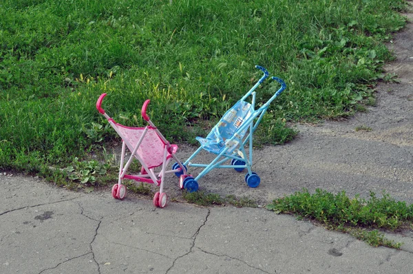Dois carrinho de bebê de brinquedo — Fotografia de Stock