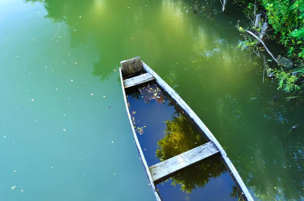 水の上の古い木のボート — ストック写真