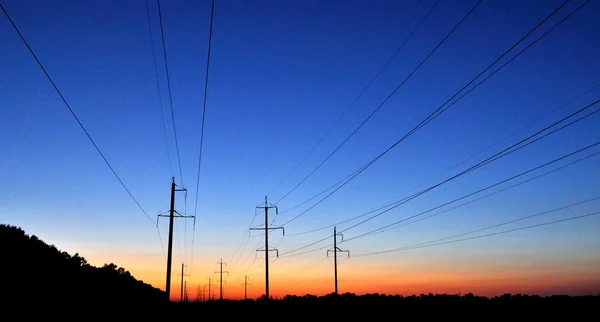 Lignes de transmission au coucher du soleil — Photo